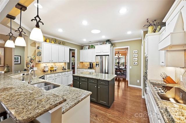 kitchen featuring kitchen peninsula, hanging light fixtures, appliances with stainless steel finishes, sink, and gray cabinets