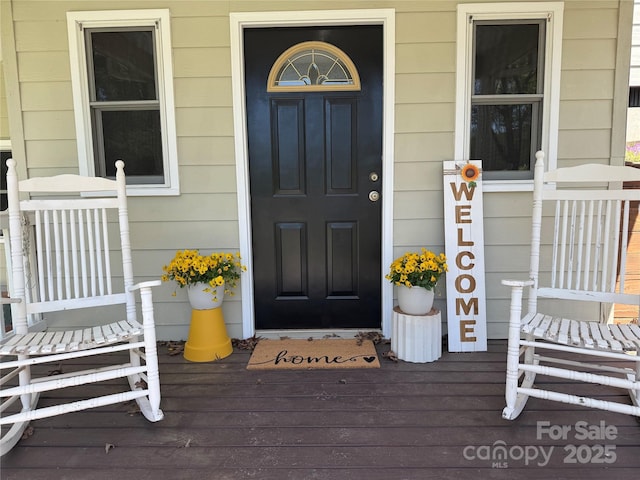 property entrance featuring a porch
