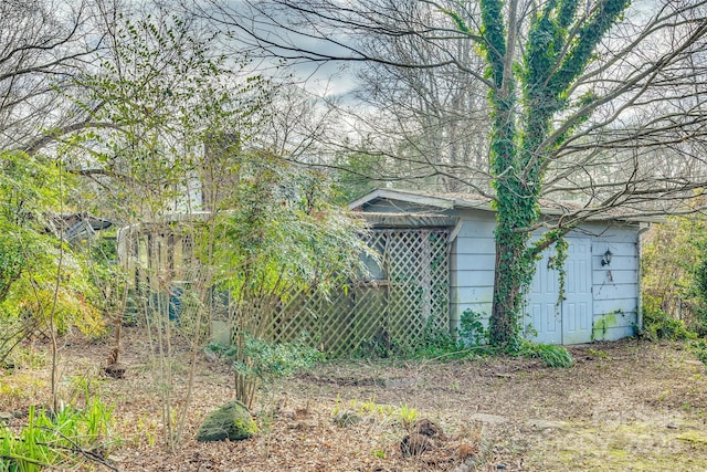 view of yard with an outdoor structure