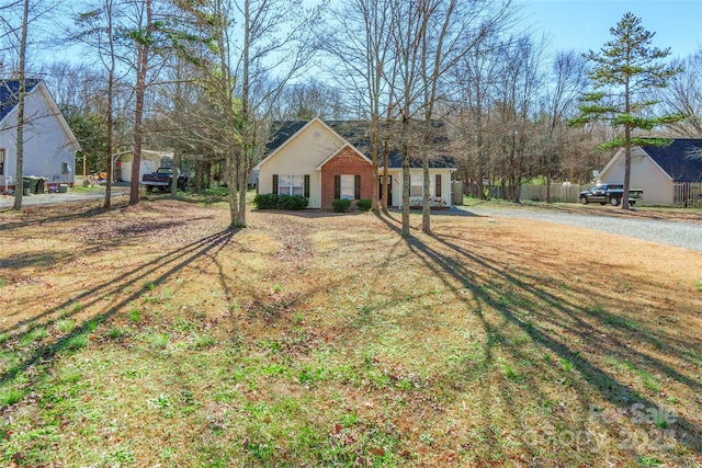 view of front facade with a front yard