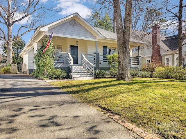 view of front of property featuring a porch and a front lawn