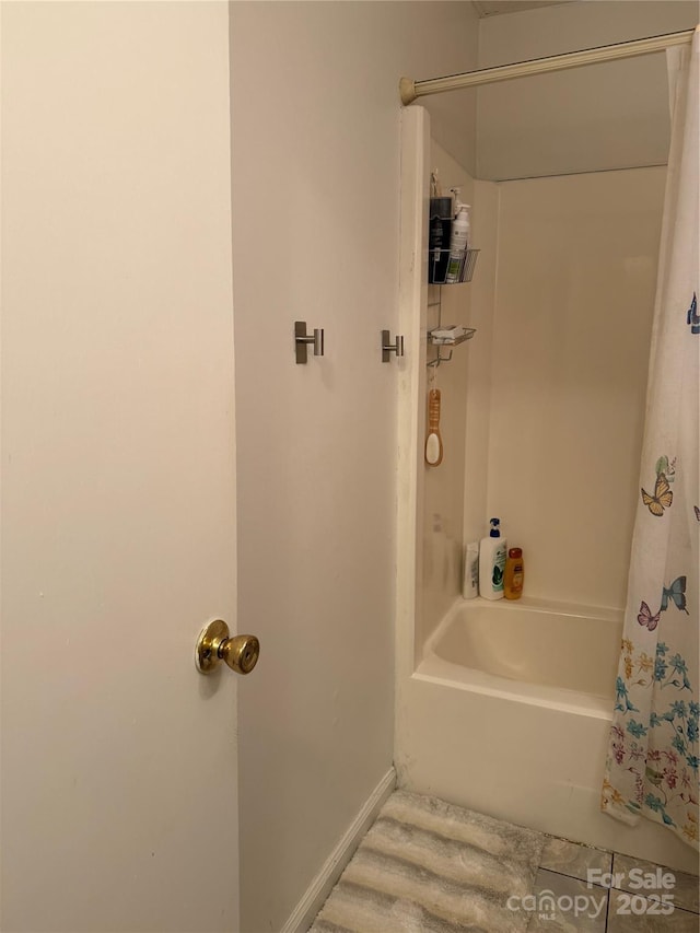 bathroom with shower / tub combo with curtain