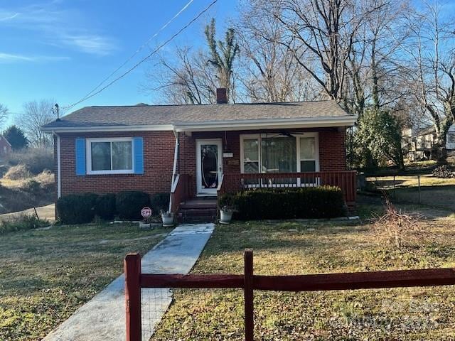 view of front of house featuring covered porch and a front yard