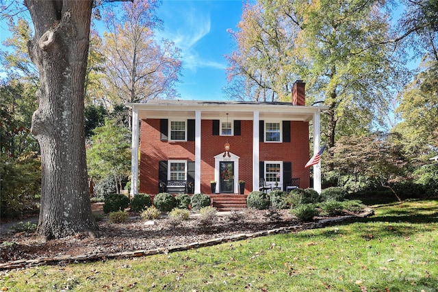 view of front of house featuring a front lawn