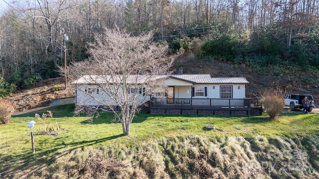 view of front facade featuring a deck and a front lawn