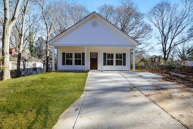 view of front of house with a front lawn and covered porch