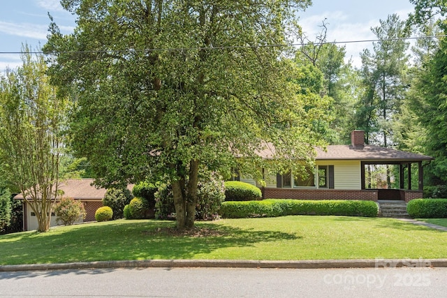 view of front of property featuring a front yard