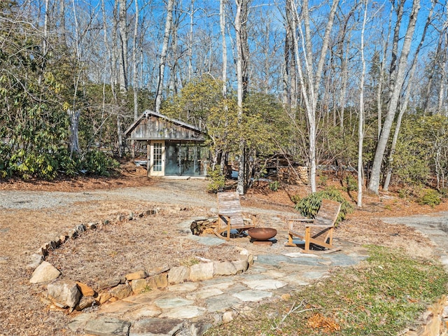 view of yard featuring an outbuilding