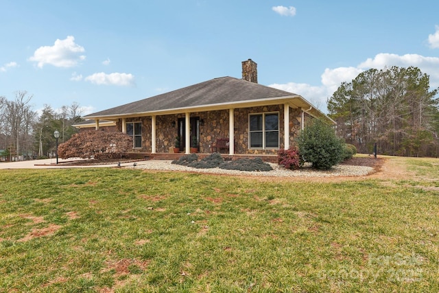 view of front facade featuring a front yard