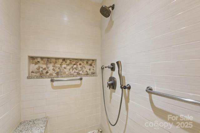 bathroom featuring a tile shower