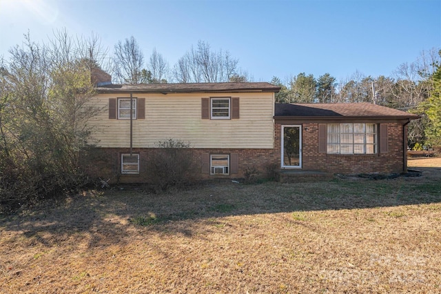 tri-level home featuring a front yard