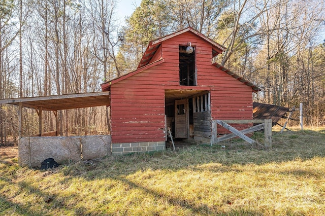 view of outdoor structure featuring a yard