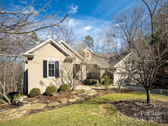 view of front of home featuring a front lawn