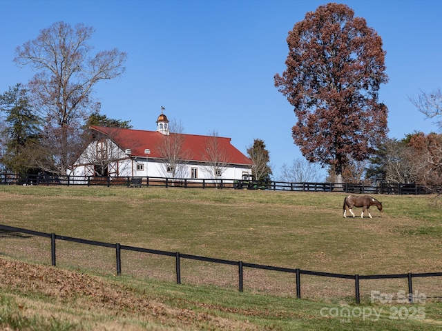 view of yard featuring a rural view