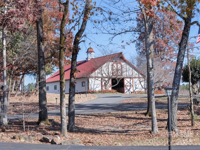 view of front of home featuring an outdoor structure