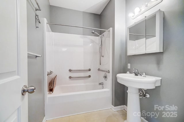 bathroom with bathtub / shower combination