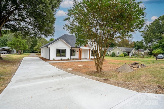 modern farmhouse featuring a front lawn