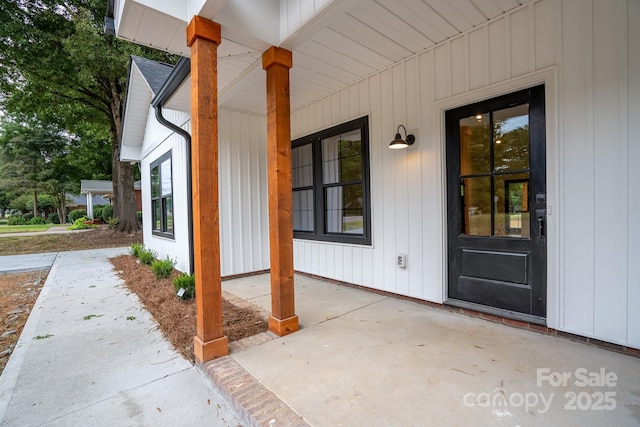 property entrance featuring a porch