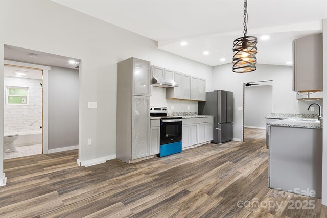 kitchen with sink, gray cabinetry, hanging light fixtures, appliances with stainless steel finishes, and dark hardwood / wood-style flooring