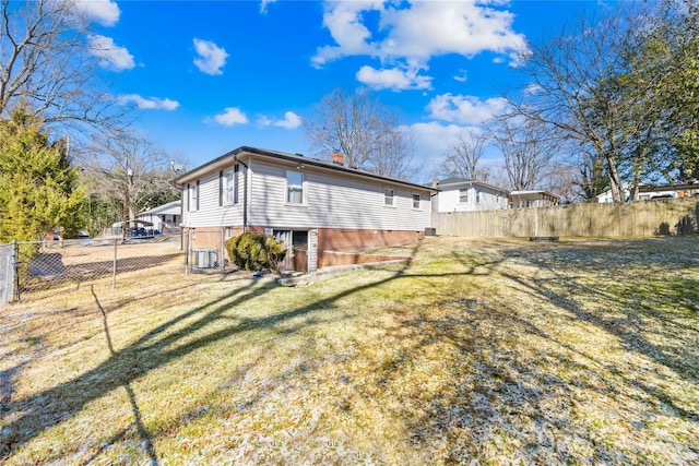 view of side of property featuring a lawn