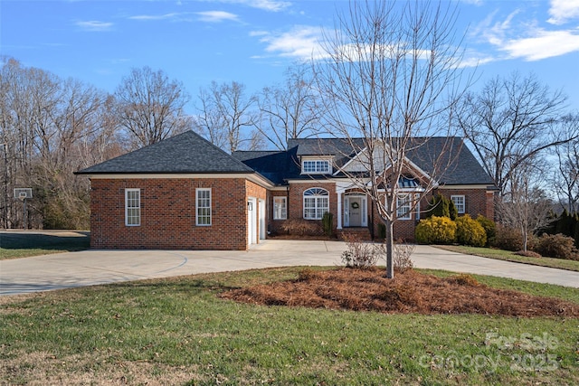 view of front facade with a front lawn