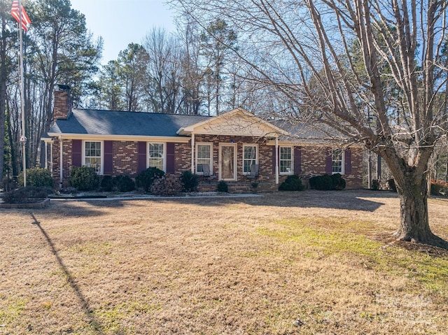 single story home featuring a front lawn