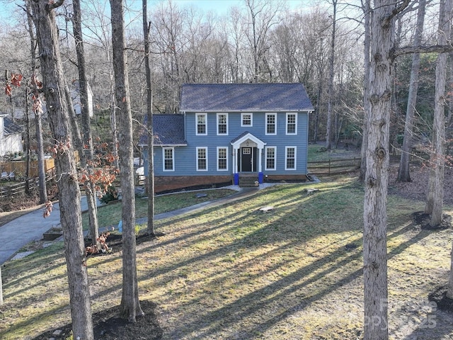 colonial house featuring a front yard