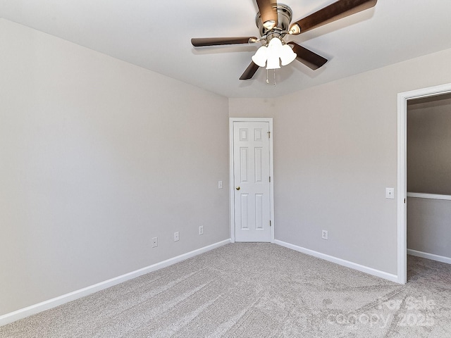 carpeted empty room featuring ceiling fan