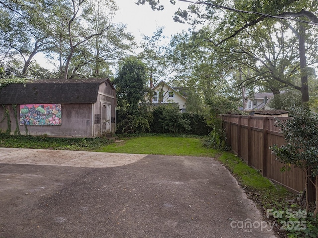 view of yard with a storage shed