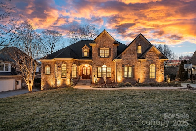 view of front of home featuring a lawn