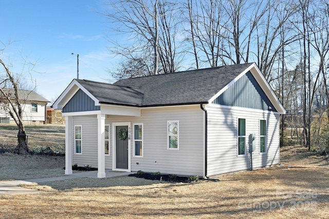 view of front of property featuring a front lawn