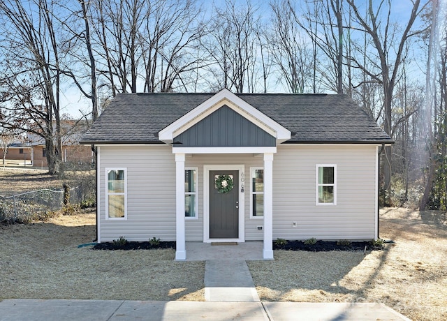 view of front facade featuring a front yard