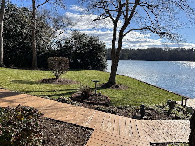 view of yard featuring a water view