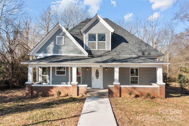 view of front of property featuring a porch and a front yard