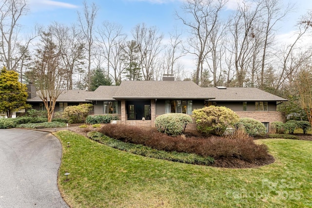 ranch-style home featuring a front lawn