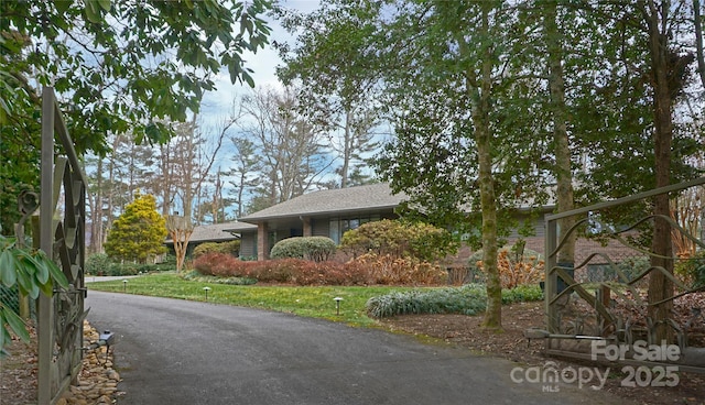 view of front of home featuring a front yard and driveway