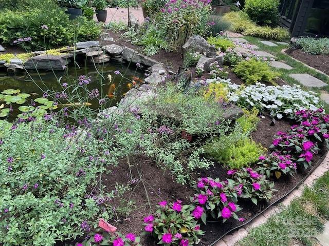 view of yard featuring a garden pond