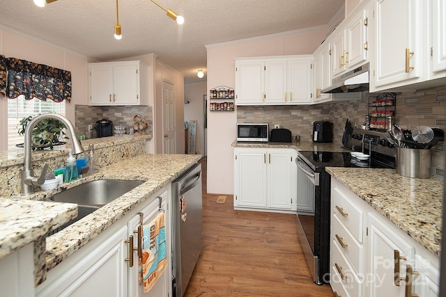 kitchen with sink, backsplash, white cabinets, stainless steel appliances, and a textured ceiling