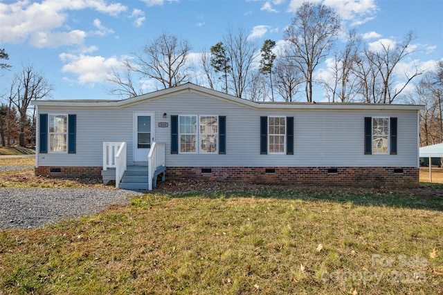 manufactured / mobile home with a front yard