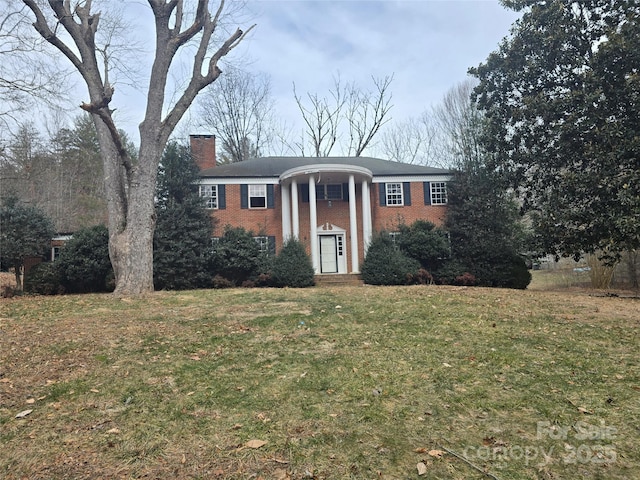 view of front of home featuring a front yard