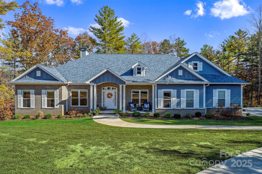 view of front of property with a front yard