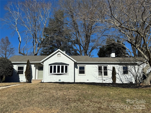 view of front of property featuring a front yard