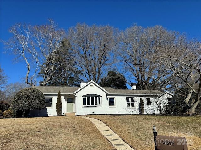 single story home with a front lawn