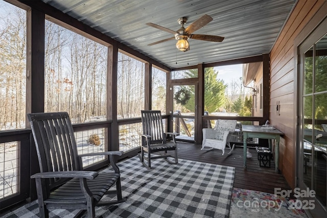 sunroom with ceiling fan