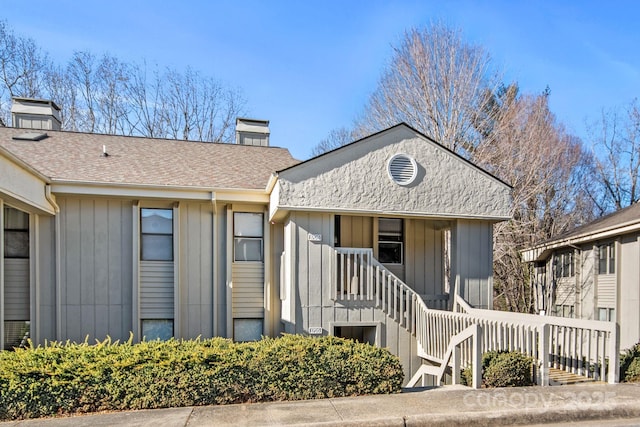 view of front of property featuring a porch