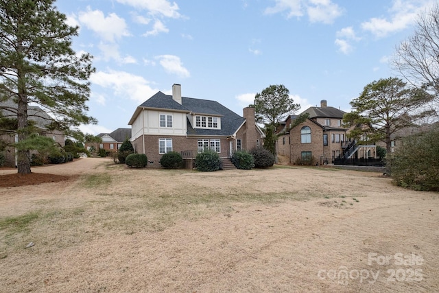 view of front of property featuring a front yard