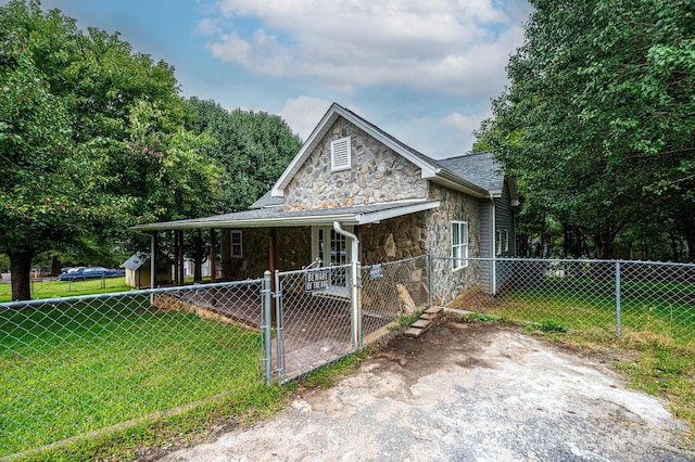 view of front of home featuring a front lawn