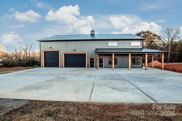 view of front facade featuring a garage and a porch