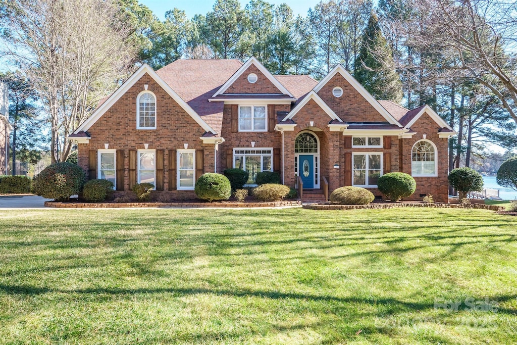 view of front of property with a front yard