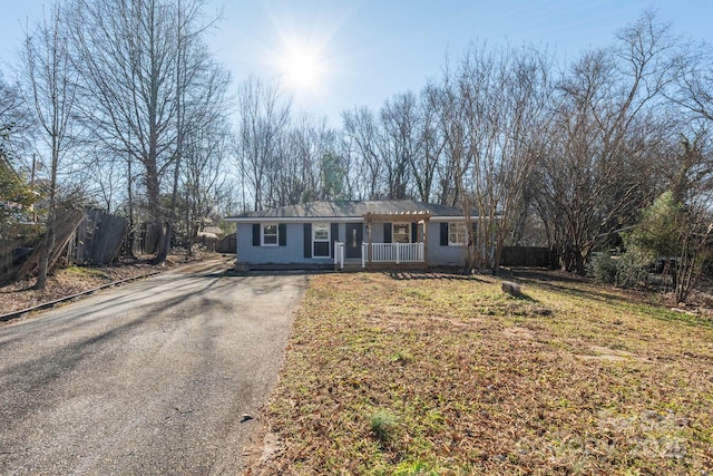 single story home with a front lawn